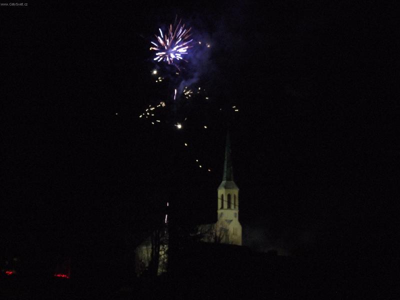 Foto: Nov� Rok-OHNOSTROJ ZA KOSTELEM