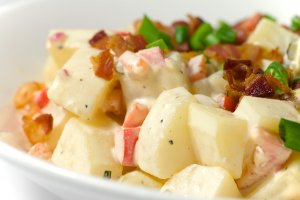 Recept online: Bramborov� sal�t Delikates: Jemn� sal�t z brambor, cibule,okurky, jablek, kuku�ice a vajec se z�livkou