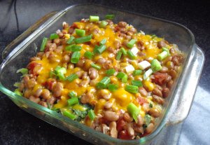 Recept online: Fazole zape�en� s raj�aty a �edarem : V��ivn� pikantn� pokrm z fazol� zape�en�ch s �edarem, raj�aty a chilli ko�en�m