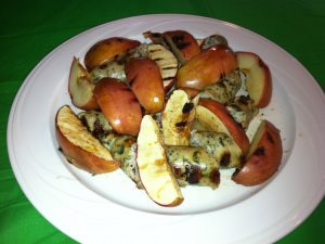 Recept online: Grilovan� klob�sy s  jablky: Grilovan� b�l� klob�sy s p��lohou ze zkaramelizovan�ch jablek