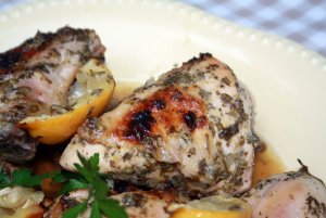 Recept online: Grilovan� ku�e s bylinkami: Ku�ec� �tvrtky pot�en� m�slem a bylinkami ope�en� na grilu