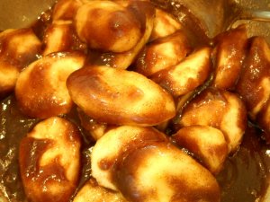 Recept online: Opil� bab�ny: Ovocn� dezert - ban�ny  p�elit� om��kou z medu, rumu a sko�ice