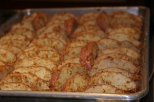 Recept online: Pe�en� brambory s parmez�nem: Brambory dozlatova zape�en� s m�slem a parmez�nem