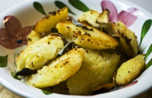 Recept online: Pe�en� brambory: Ko�en�n� kole�ka brambor pe�en� dom�kka s kousky m�sla