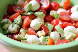Recept online: Sal�t t�� barev: Netradi�n� sal�tov� kombinace - tenk� pl�tky raj�at, avok�da a mozzarelly s olivov�m olejem