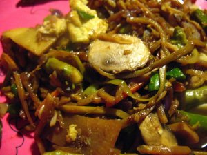 Recept online: Vep�ov� s houbami a  bambusov�mi v�honky: Vep�ov� maso restovan� s �ern�mi houbami, bambusov�mi v�honky a zeleninou, serv�rovan� s pikantn� om��kou