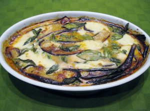 Recept online: Zape�en� lilek: Lilek pe�en� na olivov�m oleji s �esnekem,  bylinkami a 2 druhy s�r�